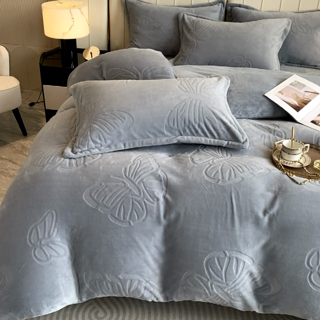91家纺网 家纺一手货源 找家纺 一左一右 2024新款高克重加厚230克剪花雕花牛奶绒四件套7D立体蝴蝶纯色简约床笠 典雅灰