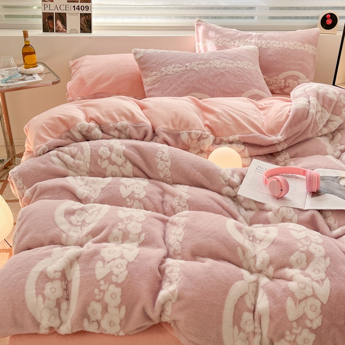 91家纺网 家纺一手货源 找家纺 金爱家 2024新款全消光牛奶绒A类纯色獭兔毛绒立体雕花牛奶绒四件套 兔毛花语粉