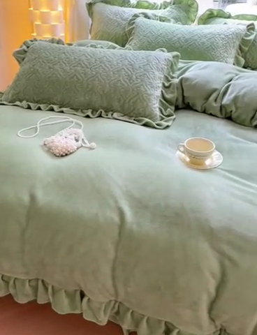 91家纺网 家纺一手货源 找家纺 畅畅家纺 2024新款冬季韩版花边蕾丝牛奶绒床盖四件套 草绿