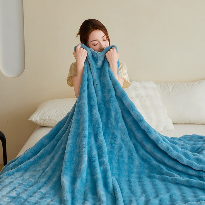 91家纺网 家纺一手货源 找家纺 千荨 2024新款高克重兔绒泡泡系列毛毯 泡泡-天蓝