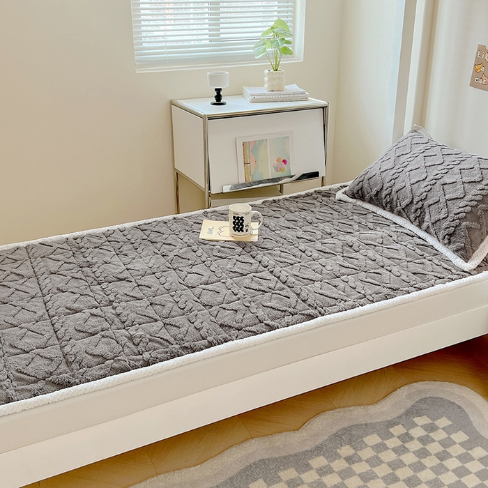 91家纺网 家纺一手货源 找家纺 贝拉梦家纺 2024新款塔肤绒牛奶绒纯色学生宿舍夹棉软床垫子护床垫 古鼎灰