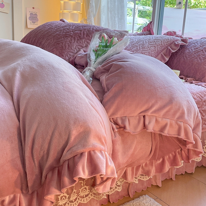 91家纺网 家纺一手货源 找家纺 畅畅家纺 2024新款冬季韩版花边蕾丝牛奶绒床盖四件套 藕紫