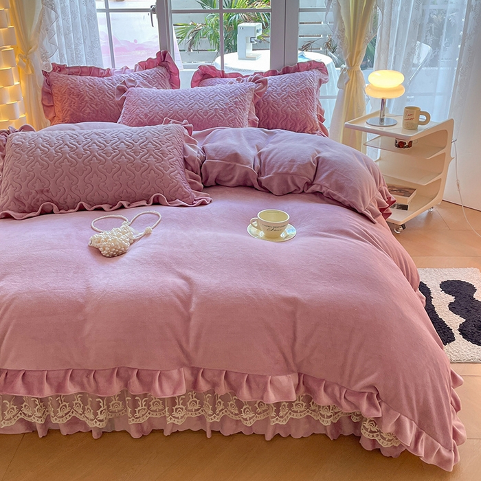 91家纺网 家纺一手货源 找家纺 畅畅家纺 2024新款冬季韩版花边蕾丝牛奶绒床盖四件套 藕紫