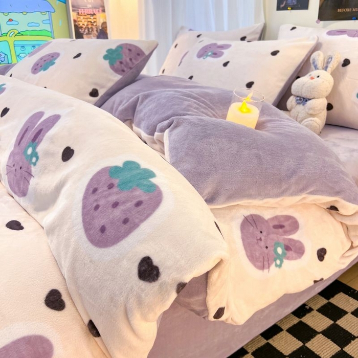 91家纺网 家纺一手货源 找家纺 2024新款原创白色小清新场景牛奶绒单被套 紫色草莓兔
