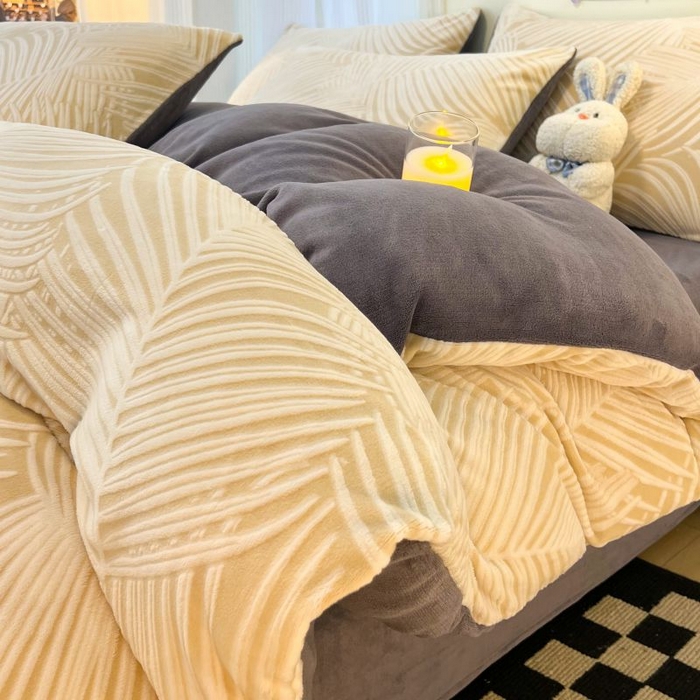 91家纺网 家纺一手货源 找家纺 2024新款原创白色小清新场景雕花牛奶绒单被套四件套 丛林-黄