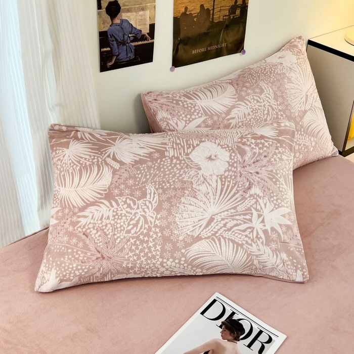 91家纺网 家纺一手货源 找家纺 2024新款原创白色小清新场景雕花牛奶绒单被套四件套 叶语-粉