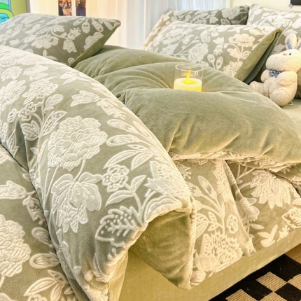 2024新款原创白色小清新场景雕花牛奶绒单被套四件套 冬日恋歌