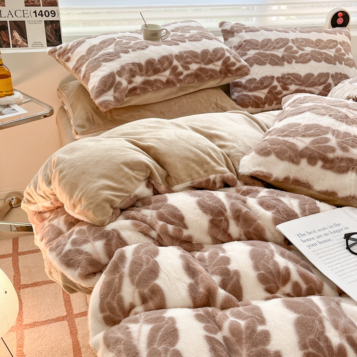 91家纺网 家纺一手货源 找家纺 金爱家 2024新款全消光牛奶绒A类纯色獭兔毛绒立体雕花牛奶绒四件套 兔毛麦穗咖