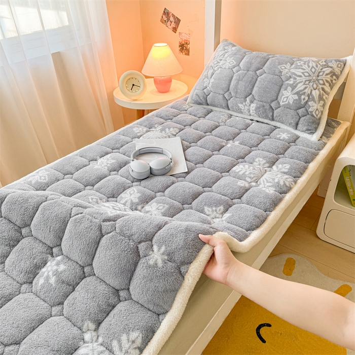 91家纺网 家纺一手货源 找家纺 雯豆家纺 2024新品泰迪绒学生床垫宿舍床褥子加厚上下铺北极绒床护垫 泰迪绒床褥-雪花飘飘-灰