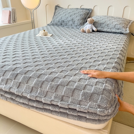 91家纺网 家纺一手货源 找家纺 世纪绒品 2025直播爆款牛奶绒塔芙绒纯色雕花床笠 水立方-灰色