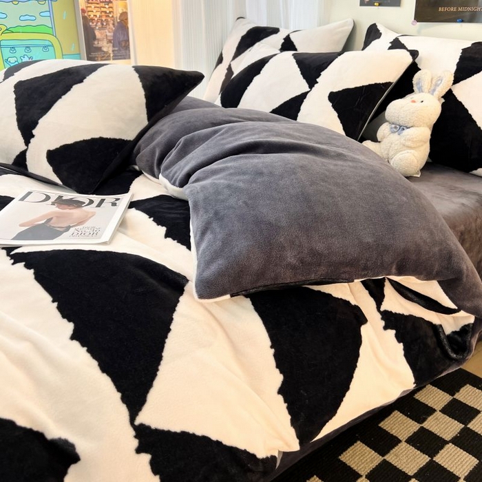 91家纺网 家纺一手货源 找家纺 2024新款原创小清新牛奶绒印花四件套 三角空间