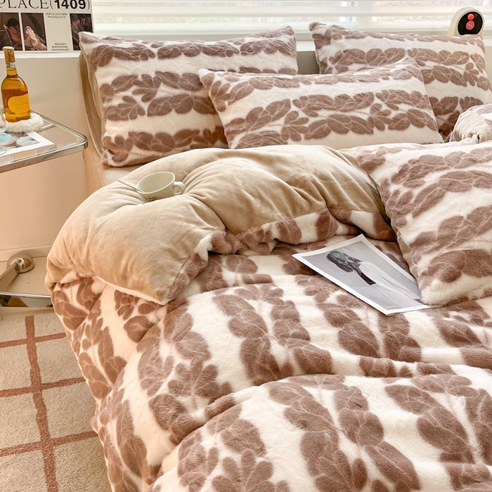 91家纺网 家纺一手货源 找家纺 金爱家 2024新款全消光牛奶绒A类纯色獭兔毛绒立体雕花牛奶绒四件套 兔毛麦穗咖