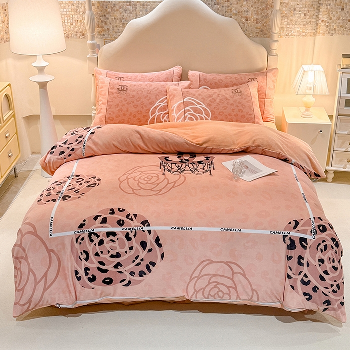 91家纺网 家纺一手货源 找家纺 新方向 2025年 A类全消光牛奶绒四件套-漫步温莎-柔和桃