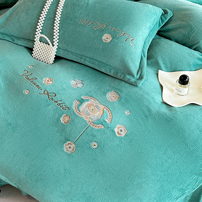 91家纺网 家纺一手货源 找家纺 陌乘坊家纺 2024新款牛奶绒床盖款四件套-香奈 香奈-孔雀绿