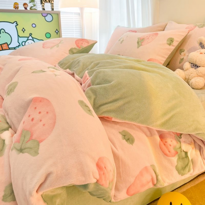 91家纺网 家纺一手货源 找家纺 2024新款原创小清新牛奶绒印花四件套 恋爱草莓