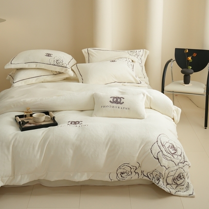 91家纺网 家纺一手货源 找家纺 （总）2024新款牛奶绒刺绣四件套设计师款绒套件-玫瑰佳人系列