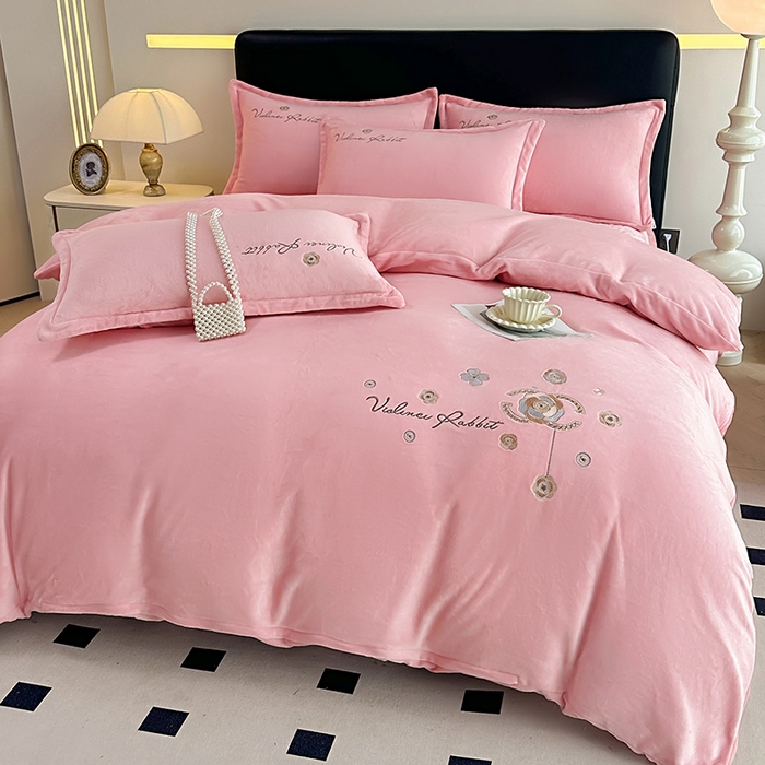 91家纺网 家纺一手货源 找家纺 陌乘坊家纺 2024新款牛奶绒床盖款四件套-香奈 香奈-樱花粉