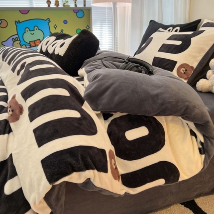 91家纺网 家纺一手货源 找家纺 2024新款原创白色小清新场景牛奶绒单被套 巧克力豆