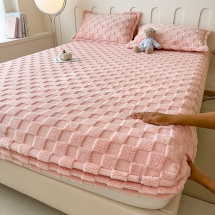 91家纺网 家纺一手货源 找家纺 世纪绒品 2025直播爆款牛奶绒塔芙绒纯色雕花床笠 水立方-玉粉