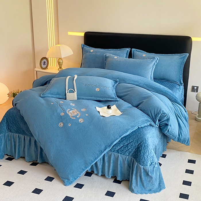 91家纺网 家纺一手货源 找家纺 陌乘坊家纺 2024新款牛奶绒床盖款四件套-香奈 香奈-宾利蓝