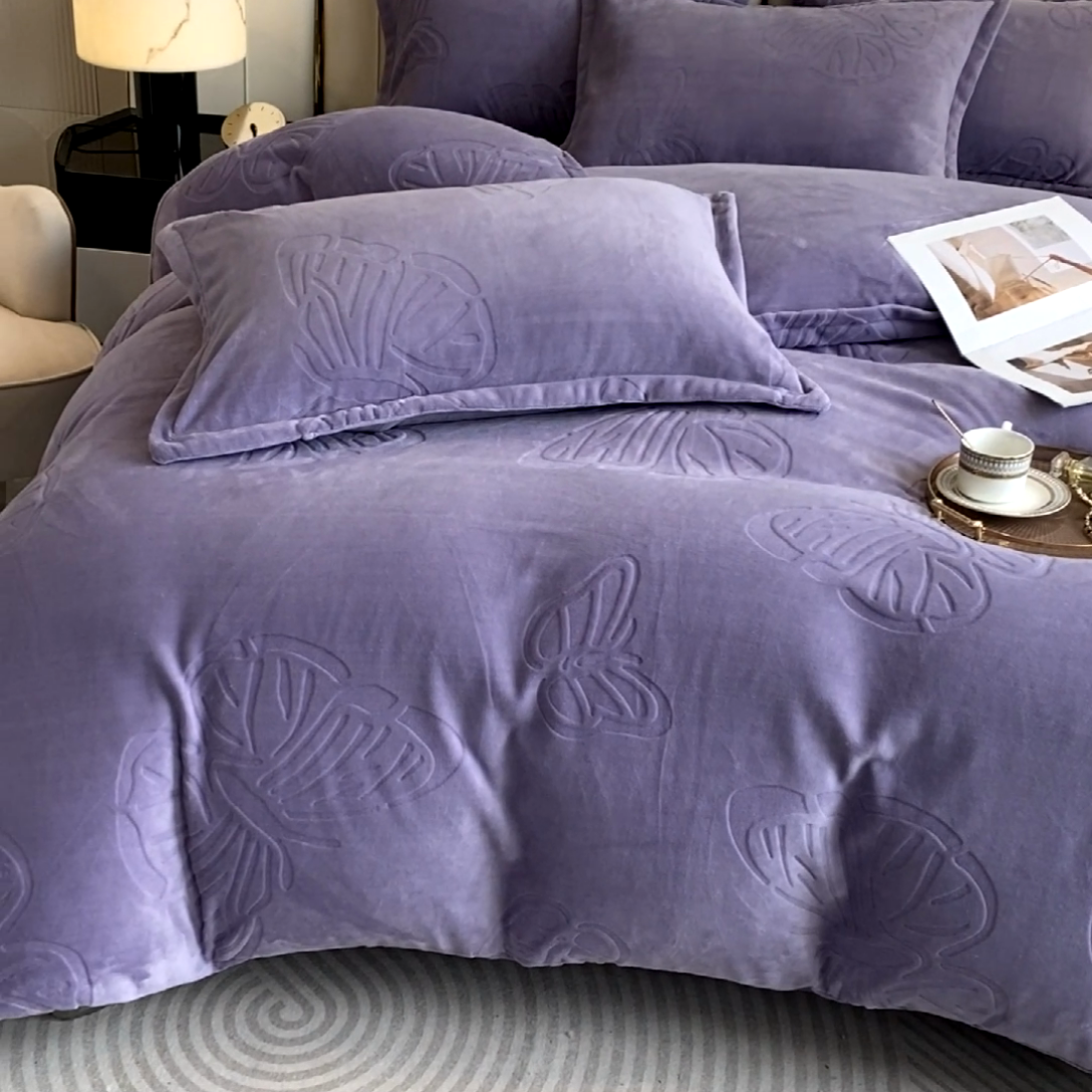 91家纺网 家纺一手货源 找家纺 一左一右 2024新款高克重加厚230克剪花雕花牛奶绒四件套7D立体蝴蝶纯色简约床笠 迷情紫