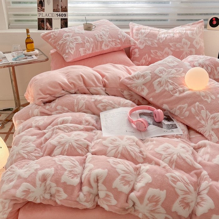 91家纺网 家纺一手货源 找家纺 金爱家 2024新款全消光牛奶绒A类纯色獭兔毛绒立体雕花牛奶绒四件套 兔毛梦蝶粉