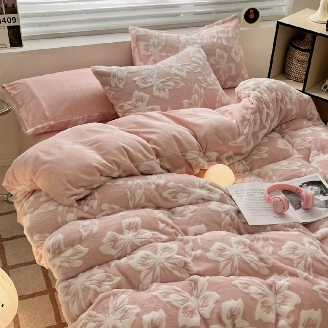 91家纺网 家纺一手货源 找家纺 （总）金爱家 2024新款全消光牛奶绒A类纯色獭兔毛绒立体雕花牛奶绒四件套