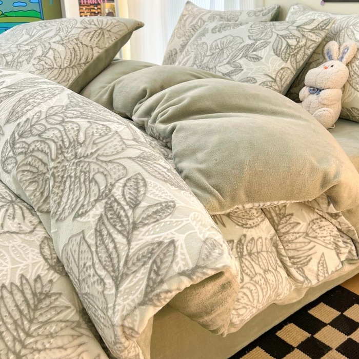 91家纺网 家纺一手货源 找家纺 2024新款原创白色小清新场景雕花牛奶绒单被套四件套 仙贝-绿