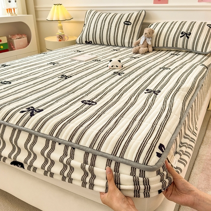 91家纺网 家纺一手货源 找家纺 （总）摩妮卡 2025新款小清新印花牛奶绒夹棉床笠三件套