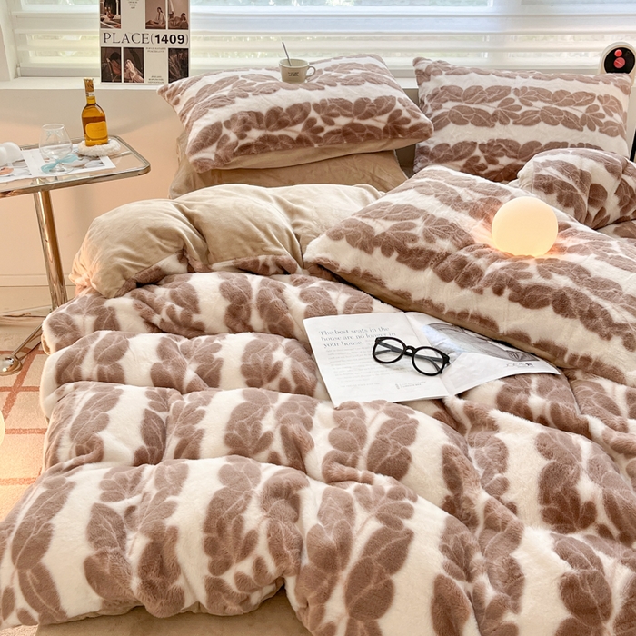 91家纺网 家纺一手货源 找家纺 金爱家 2024新款全消光牛奶绒A类纯色獭兔毛绒立体雕花牛奶绒四件套 兔毛麦穗咖