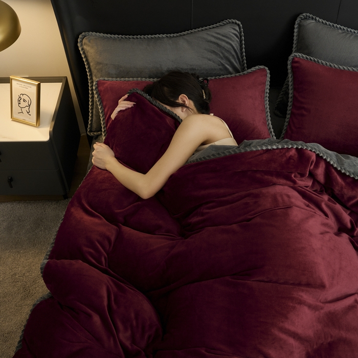 91家纺网 家纺一手货源 找家纺 闲鱼家纺 2025新款高克重牛奶绒四件套水晶绒金貂法莱绒臻绒欧式包边系列（新拍图）-单被套 酒红