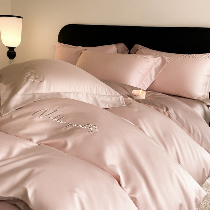 91家纺网 家纺一手货源 找家纺 由丽家纺 2025新款贡缎纯色刺绣双拼隐形双面用四件套 蜜汁粉+米驼