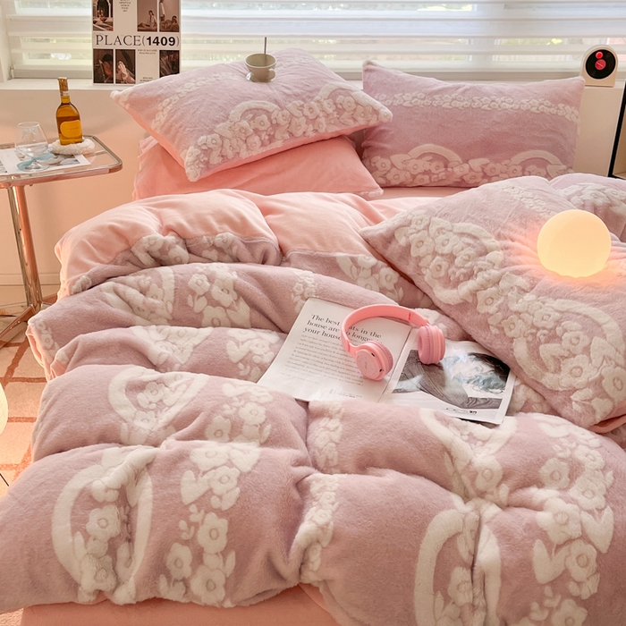 91家纺网 家纺一手货源 找家纺 金爱家 2024新款全消光牛奶绒A类纯色獭兔毛绒立体雕花牛奶绒四件套 兔毛花语粉