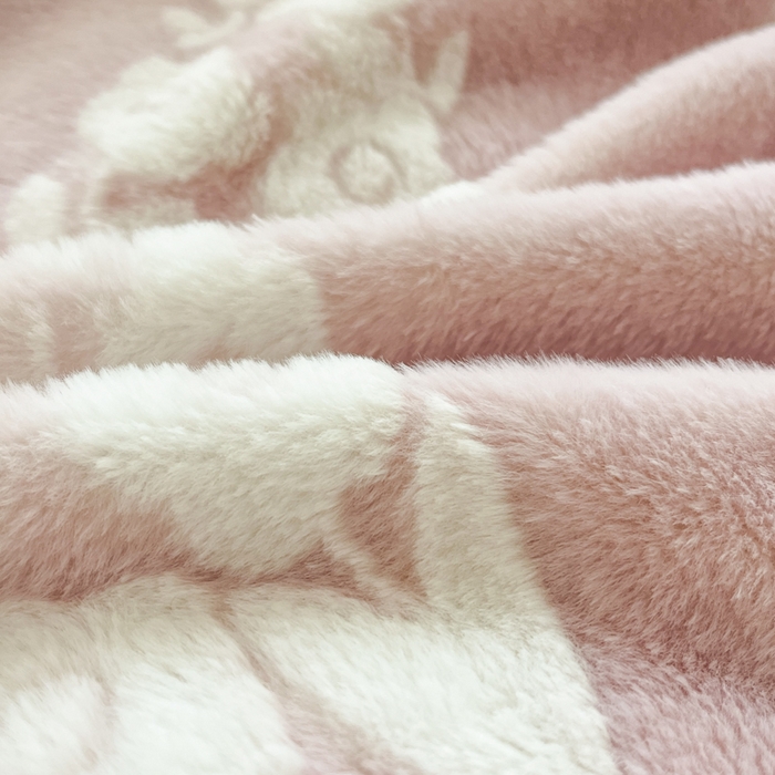 91家纺网 家纺一手货源 找家纺 金爱家 2024新款全消光牛奶绒A类纯色獭兔毛绒立体雕花牛奶绒四件套 兔毛花语粉