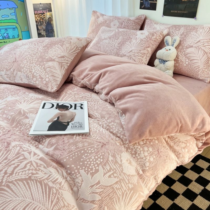 91家纺网 家纺一手货源 找家纺 2024新款原创白色小清新场景雕花牛奶绒单被套四件套 叶语-粉