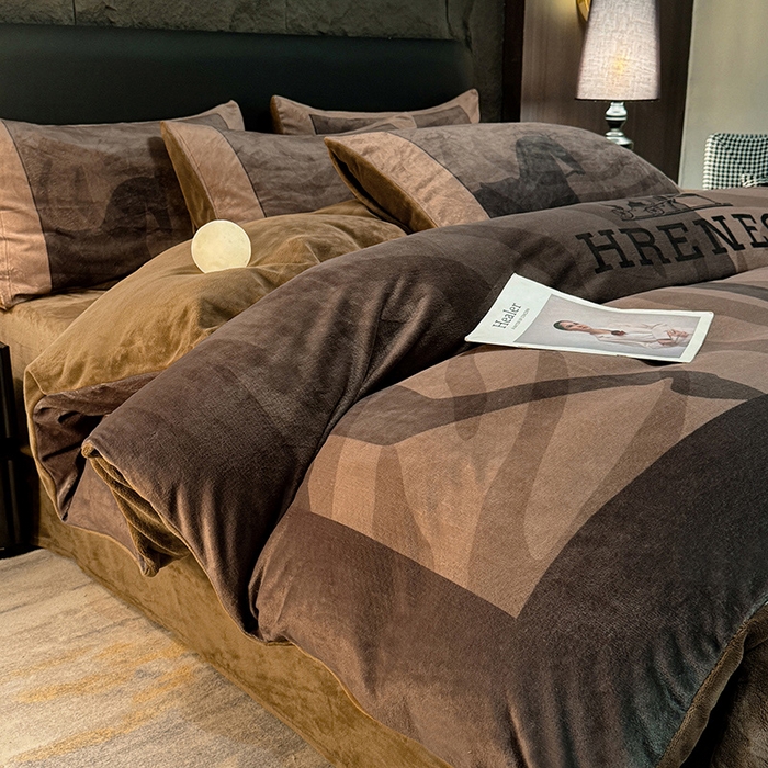 91家纺网 家纺一手货源 找家纺 新方向 2025A类丽丝绒+全消光牛奶绒四件套-奥弗恩-咖啡