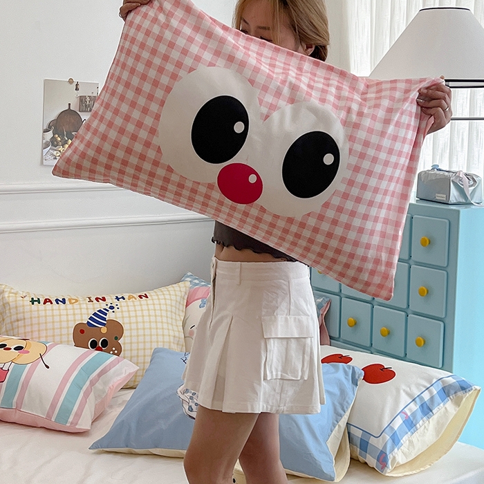 91家纺网 家纺一手货源 找家纺 昔可家纺 2024新款数码印花单品枕套系列-卡通系列 粉格大眼仔