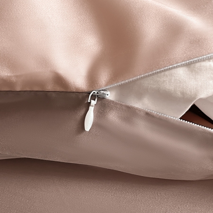 91家纺网 家纺一手货源 找家纺 由丽家纺 2025新款贡缎纯色刺绣双拼隐形双面用四件套 蜜汁粉+米驼