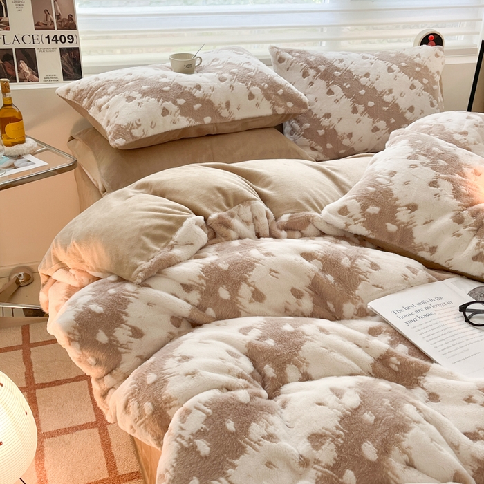 91家纺网 家纺一手货源 找家纺 金爱家 2024新款全消光牛奶绒A类纯色獭兔毛绒立体雕花牛奶绒四件套 兔毛意境咖