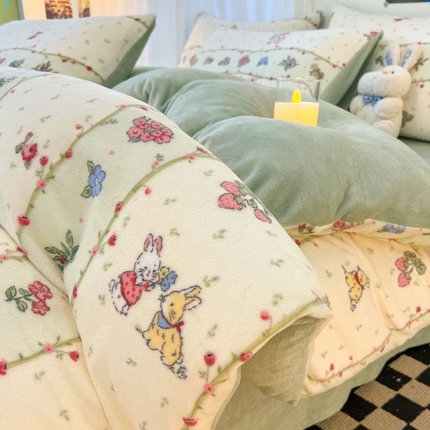 91家纺网 家纺一手货源 找家纺 2024新款原创白色小清新场景牛奶绒单被套 粉黛小兔-绒