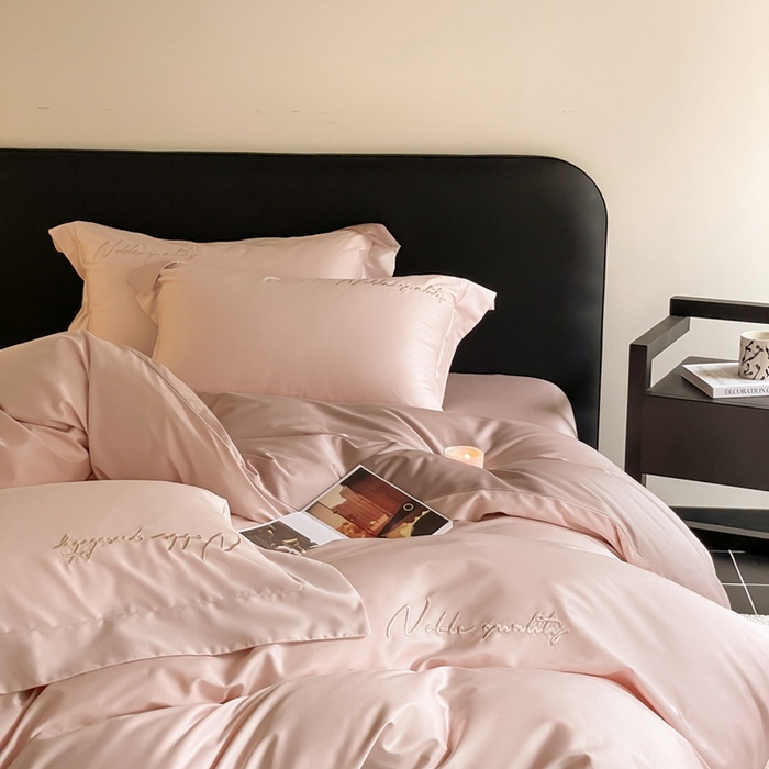 91家纺网 家纺一手货源 找家纺 由丽家纺 2025新款贡缎纯色刺绣双拼隐形双面用四件套 蜜汁粉+米驼