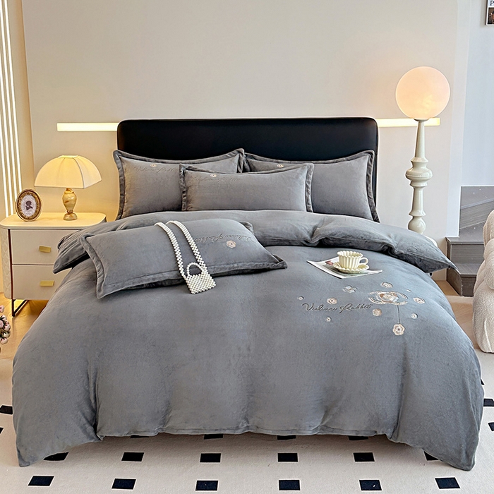 91家纺网 家纺一手货源 找家纺 陌乘坊家纺 2024新款牛奶绒床盖款四件套-香奈 香奈-高级灰