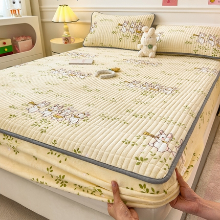 91家纺网 家纺一手货源 找家纺 （总）摩妮卡 2025新款小清新印花牛奶绒夹棉床笠三件套