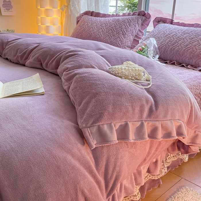 91家纺网 家纺一手货源 找家纺 畅畅家纺 2024新款冬季韩版花边蕾丝牛奶绒床盖四件套 丁香紫