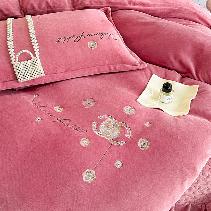 91家纺网 家纺一手货源 找家纺 陌乘坊家纺 2024新款牛奶绒床盖款四件套-香奈 香奈-豆沙色