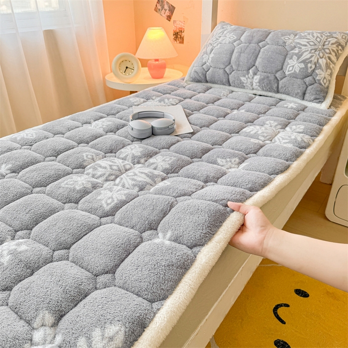 91家纺网 家纺一手货源 找家纺 雯豆家纺 2024新品泰迪绒学生床垫宿舍床褥子加厚上下铺北极绒床护垫 泰迪绒床褥-雪花飘飘-灰