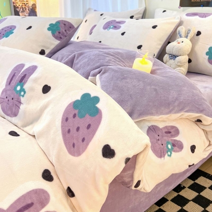 91家纺网 家纺一手货源 找家纺 2024新款原创小清新牛奶绒印花四件套 紫色草莓兔