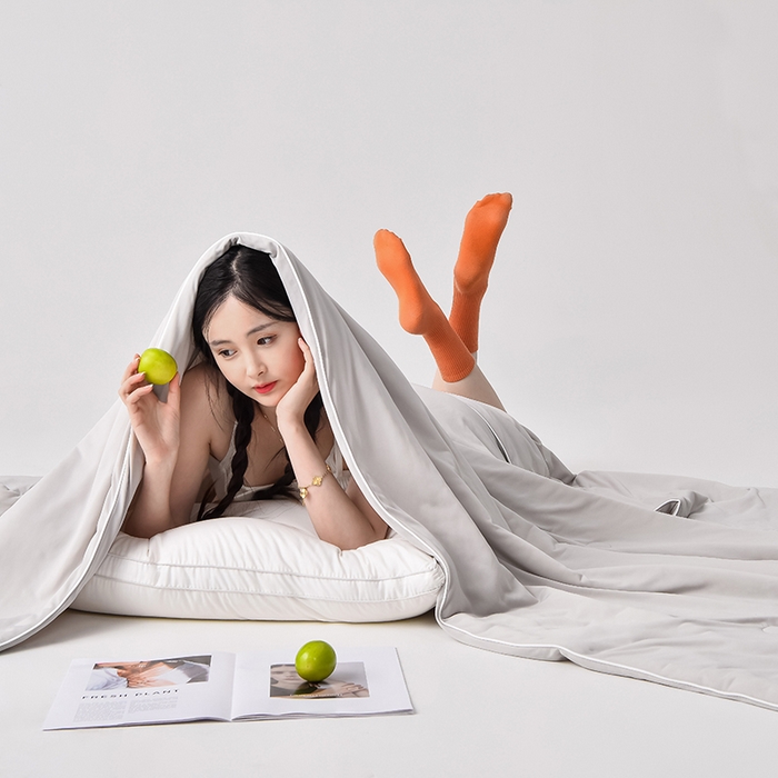 91家纺网 家纺一手货源 找家纺 2024新款凉感丝100%锦纶170克凉感丝冰淇淋A类抗菌夏凉被空调被 高级灰