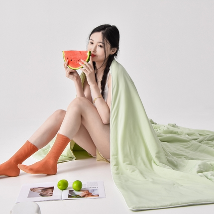 91家纺网 家纺一手货源 找家纺 2024新款凉感丝100%锦纶170克凉感丝冰淇淋A类抗菌夏凉被空调被 牛油果绿