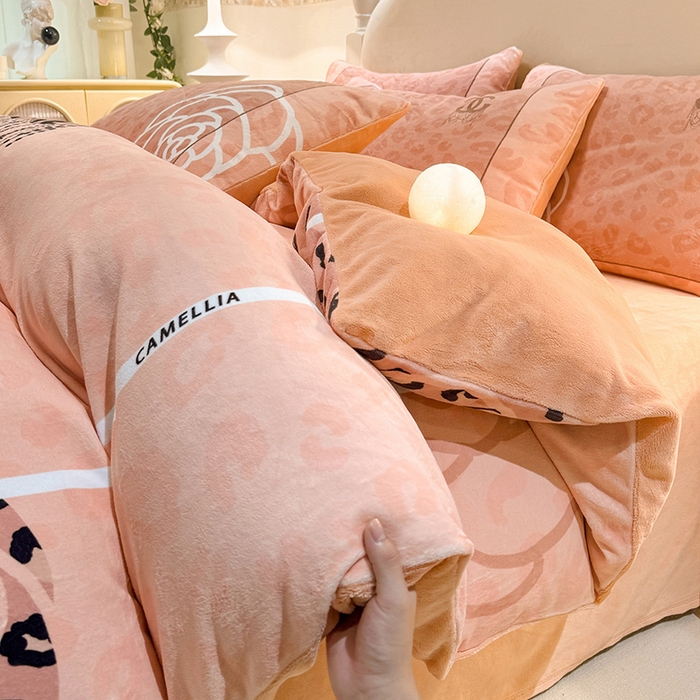 91家纺网 家纺一手货源 找家纺 新方向 2025年 A类全消光牛奶绒四件套-漫步温莎-柔和桃